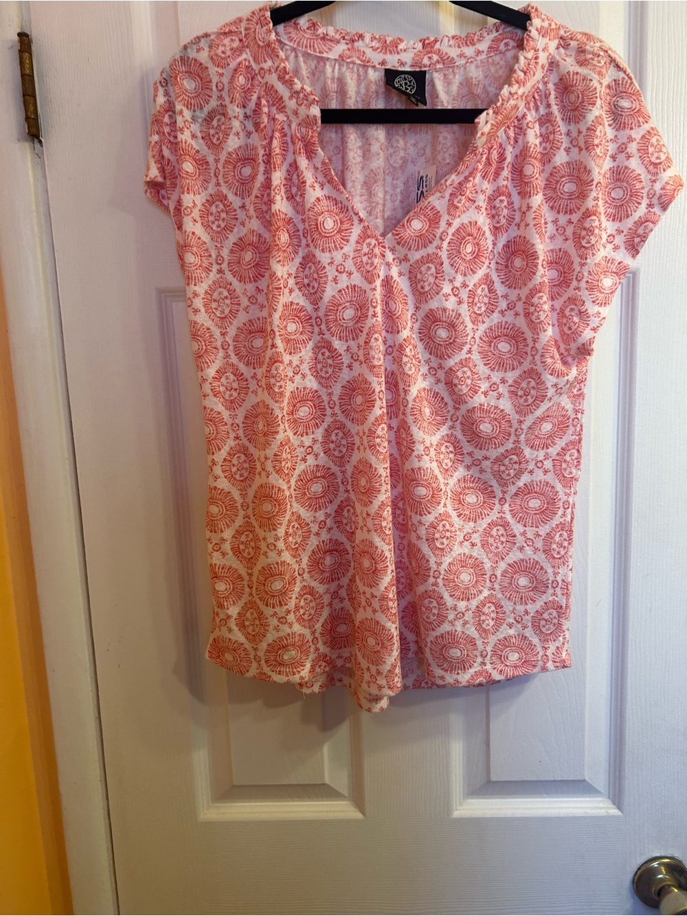 bobeau Red Medallion V-Neck Short Sleeve Top